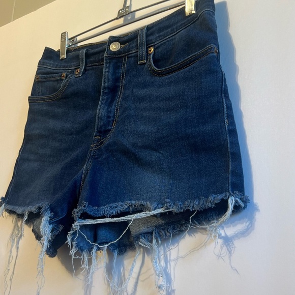 Levi’s High Rise Denim Shorts size 27 with distressed hem - Picture 2 of 8
